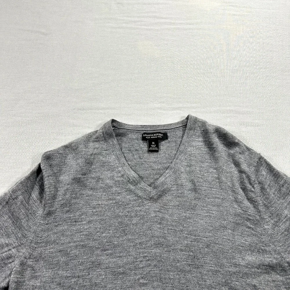 Banana Republic Sweater Mens‎ Medium Gray V-Neck Merino Wool Lightweight Casual